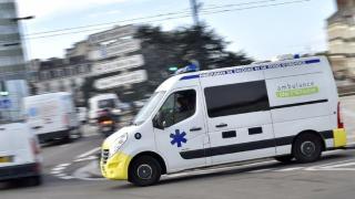 法国北部一名驾车者开车冲向人群造成至少11人受伤