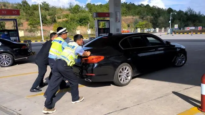 暖新闻丨车子高速没油“趴窝” 轿车变身“手推车”