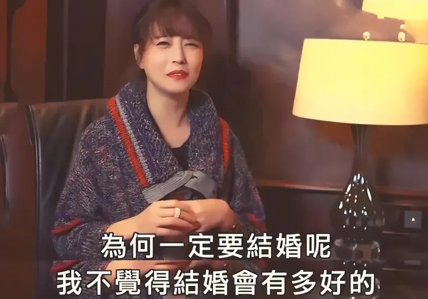 吕良伟发文悼念前妻周海媚，坦言内心久久不能平静，女方和他分开后未再婚，近年来与宠物猫狗相伴