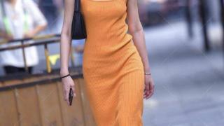街拍：橙色系的连衣裙给人视觉感受很足