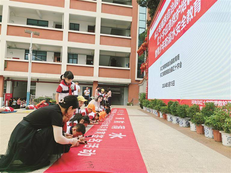 应急教育进校园 提升学生自护力