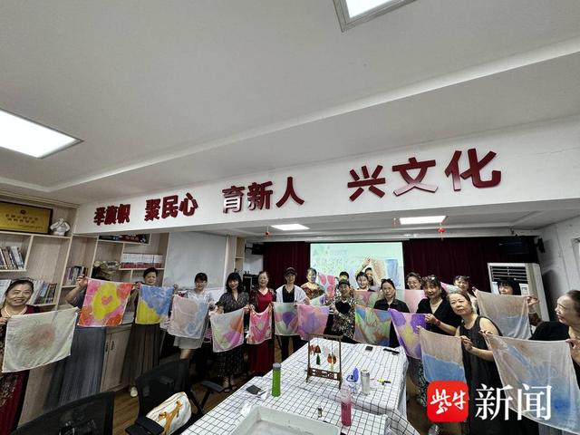 苏州工业园区娄葑街道苏安南社区开展“水拓丝巾”活动