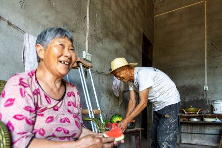 七夕故事丨瘫痪36年，丈夫依然把她宠成宝