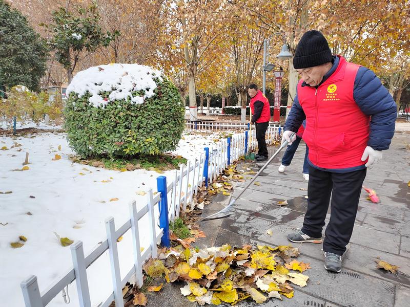 寒流“豫”上暖流 河南志愿者化身雪地出行“安全员”