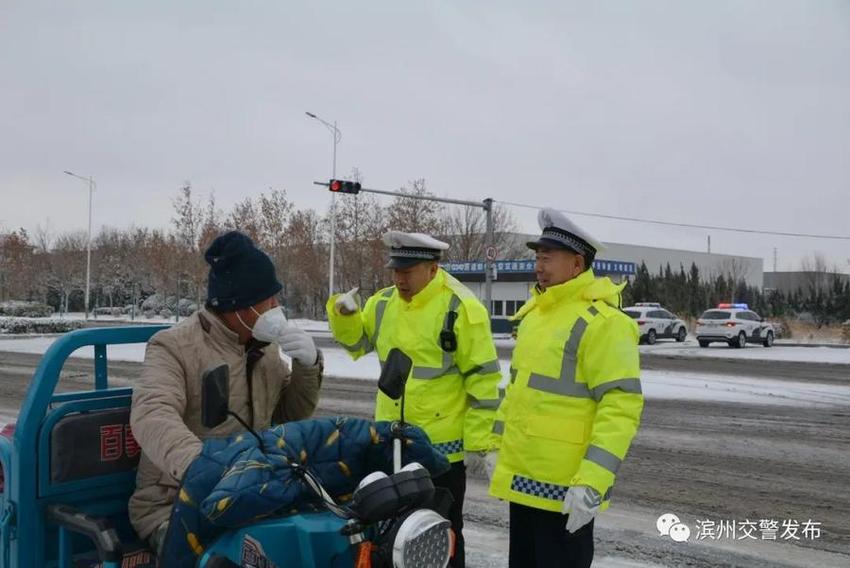 最美雪“警”|滨州交警以“雪”为令，线上＋线下守护加倍