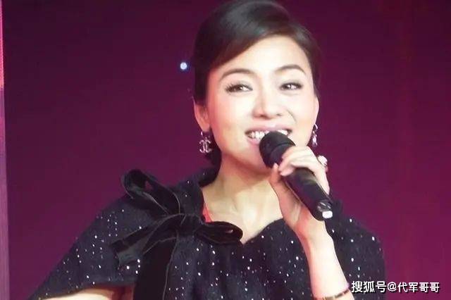 民歌天后陈思思近况：嫁小一岁歌唱家生一女，今46岁气质像天仙