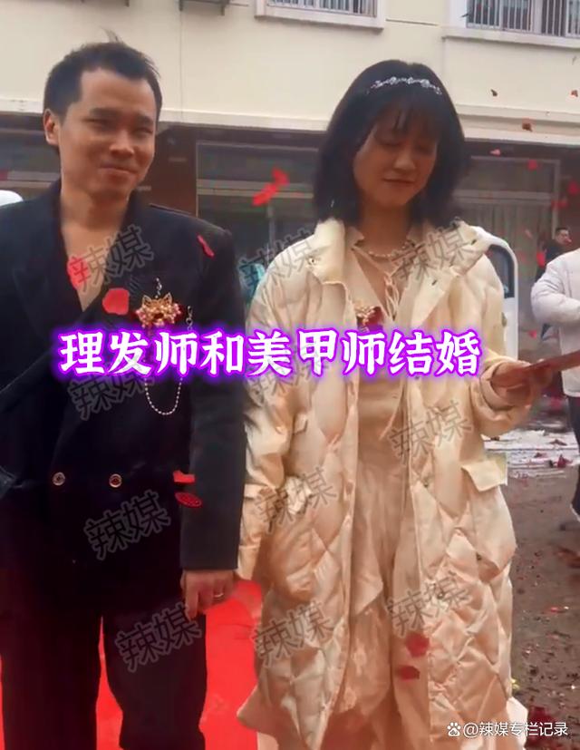 婚礼上，新郎衣服比新娘穿得少，新娘衣服“巨丑”引热议