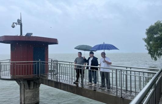 济宁市微山县驩城镇：强降雨来袭 巡查进行时