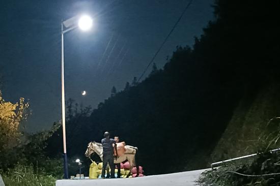 太阳能路灯照亮产业富民路