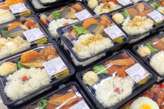 日本超市廉价快餐受到白领热捧，油炸食品占多数，最低只要5块钱