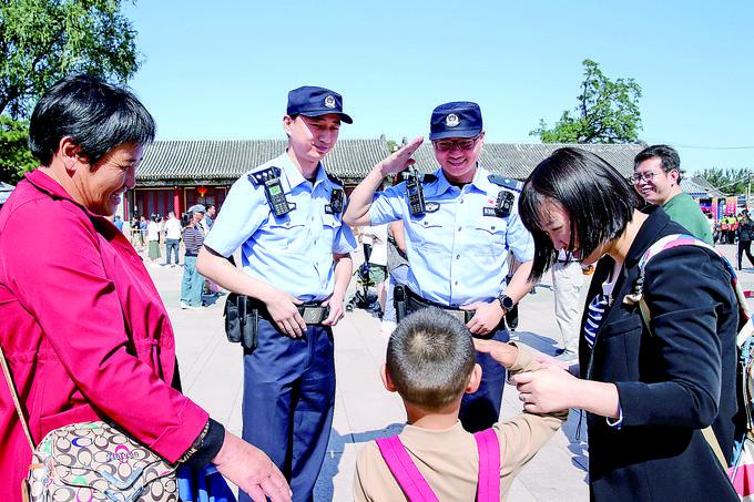 警随景动 让游客绽放最美笑颜