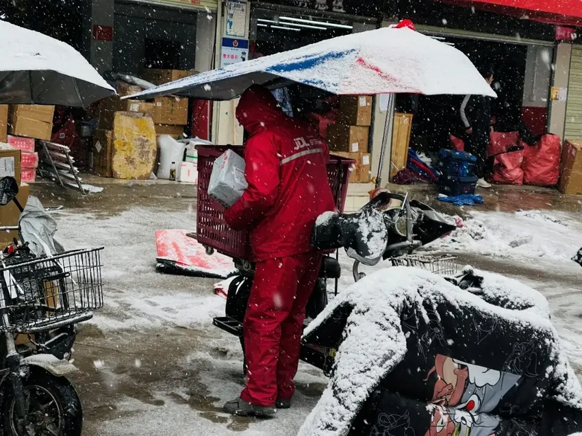 突降暴雪、冰雪阻路，京东小哥正在这样送货