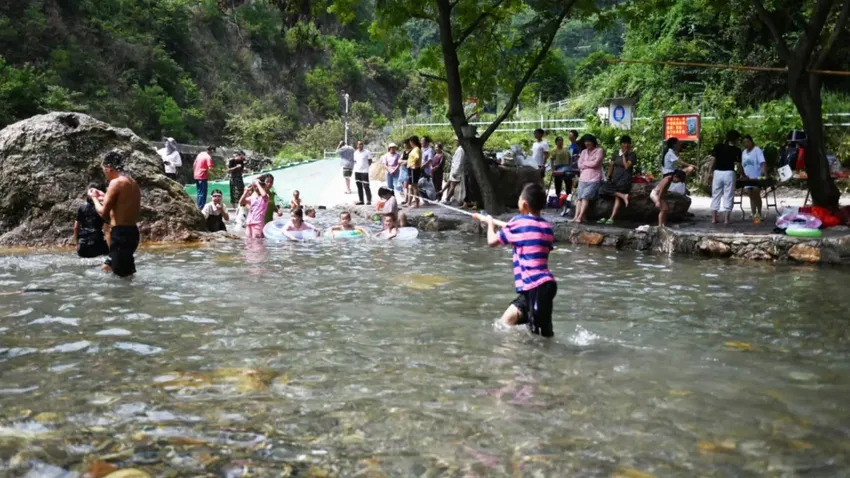 湖南新邵：溯溪观瀑 享“白水”清凉