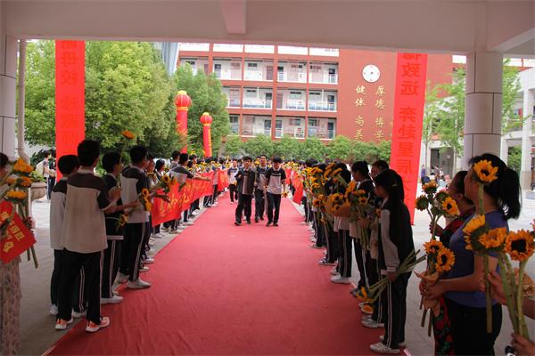 郑州市第四十八中学举行九年级毕业典礼