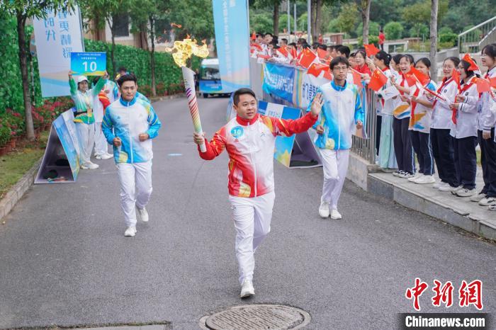 首届全国学青会火炬在广西南宁传递