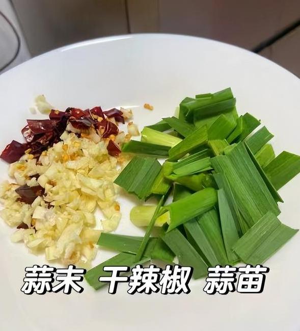 包菜鸡蛋炒粉丝，不仅做法简单易学，而且美味可口