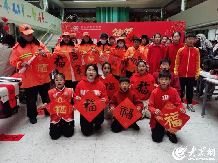 写春联印年画 烟台市区百余名少年儿童文化大集迎龙年