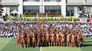 云南一中学体育节师生赤膊表演彝族战舞：光头前副校长吹号角，物理老师表演喷火