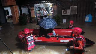 暴雨突袭 多名群众被积水围困 万宁消防紧急救援