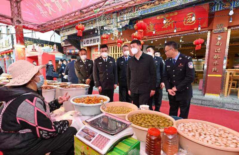 岳修虎调研春节安保 看望慰问执勤民警辅警和离退休干部