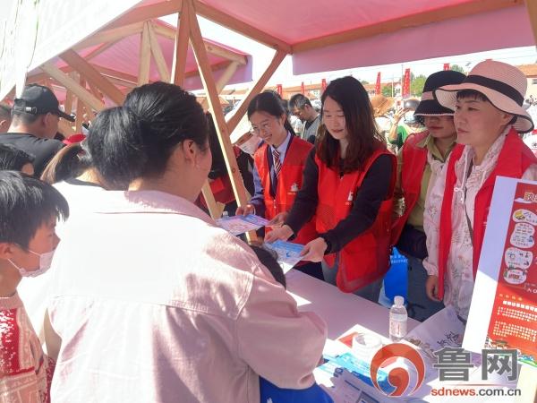 胶州市胶莱街道便民服务中心：便民服务宣传走进“麒麟山会”