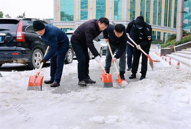 组建铲雪应急队迎战“冰冻大考”