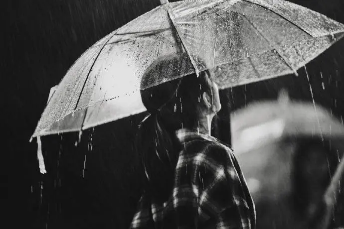 赵丽颖情人节后再传好消息，新剧杀青受期待，雨中漫步演技获赞赏