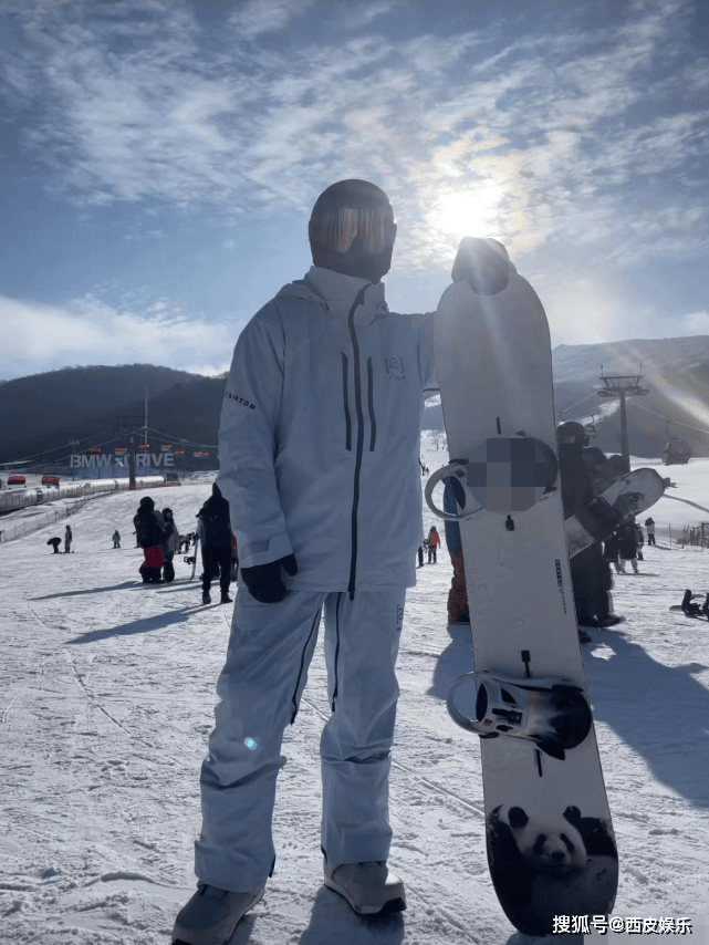 38岁贾乃亮疑与前妻李小璐复合！玩雪后共聚晚餐，一家三口超温馨