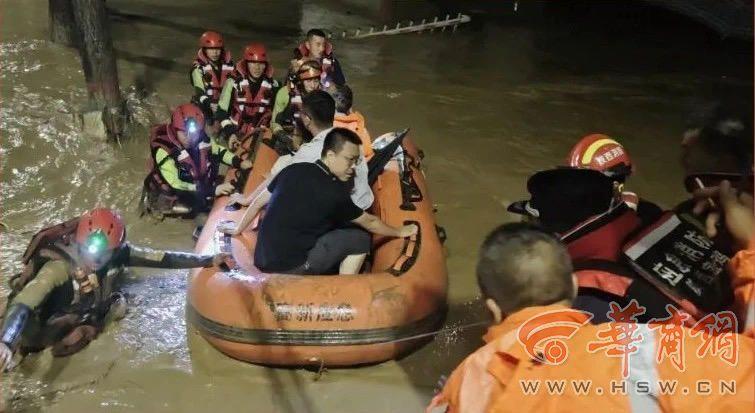 宝鸡强降雨致多人被困 消防已紧急转移群众1200余人、营救疏散107人