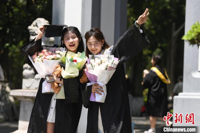 又是一年毕业季 湖南大学生校园拍毕业照留念