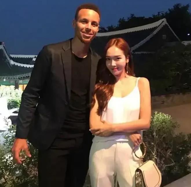 库里你太强了，掀翻卫冕冠军不说，还书写NBA历史新纪录