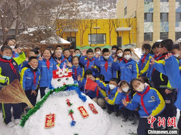 兰州小学生迎“西北味”入学礼：打太平鼓堆雪人启智润心