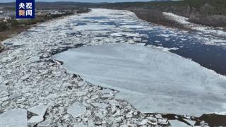 黑龙江漠河段全线开江时间比去年提前6天，冰排簇拥顺流而下