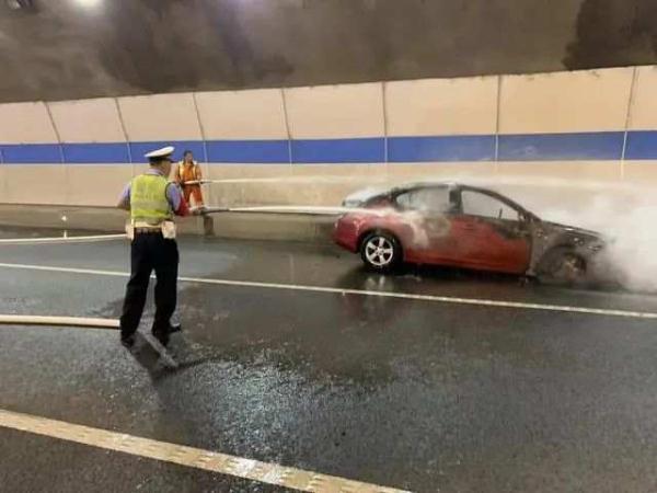 五一假期辅警李和宇抱着小孩冲出隧道