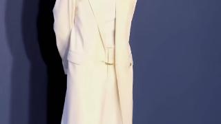 宋仲基挑战新造型，白色长西装，半身裙，白袜配皮鞋，非常醒目