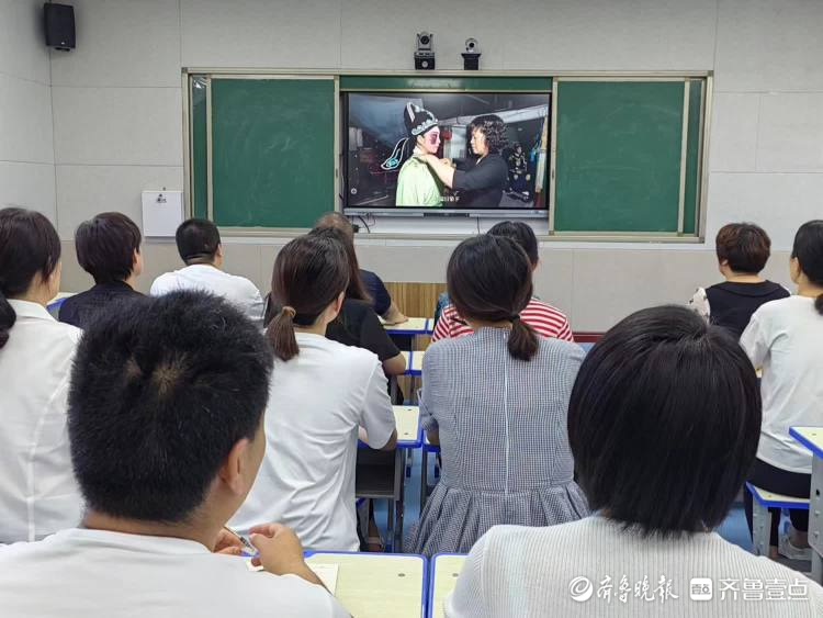 定陶区第四实验小学开展“庆七一 学榜样 建新功”主题党日活动