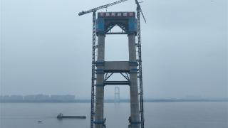 世界首座不同垂度四主缆体系悬索桥——燕矶长江大桥主塔全部封顶