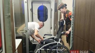 九旬轮椅旅客乘车返乡，列车工作人员全程悉心照顾