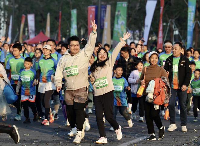 一座城市，两场马拉松！2万多人的奔跑，全城守护!