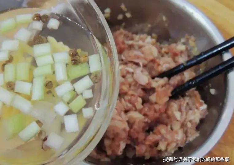 炸肉丸子，记住不放鸡蛋和面粉，教你正确做法，焦香酥脆不回软