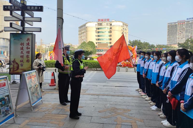 高中生变身“交警” 执法小体验感受大责任