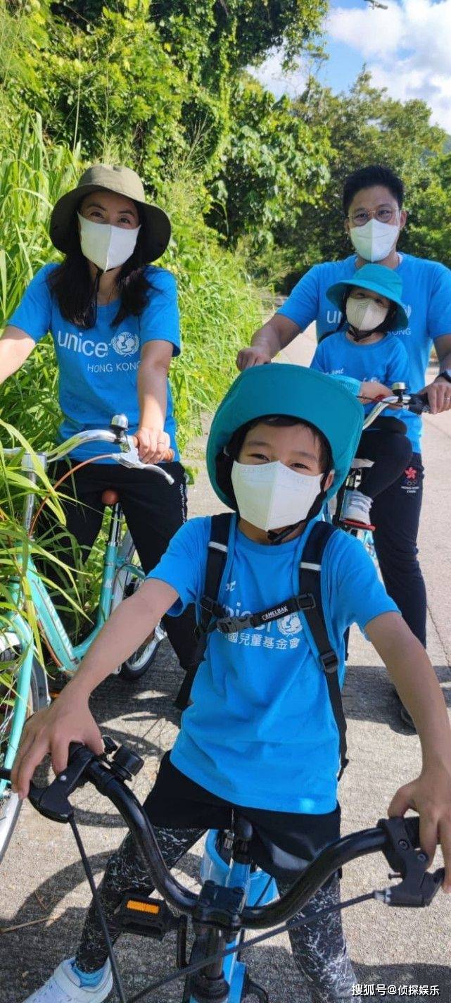 郭晶晶一家参加公益跑，三个儿女全上阵，小女儿满头大汗超认真