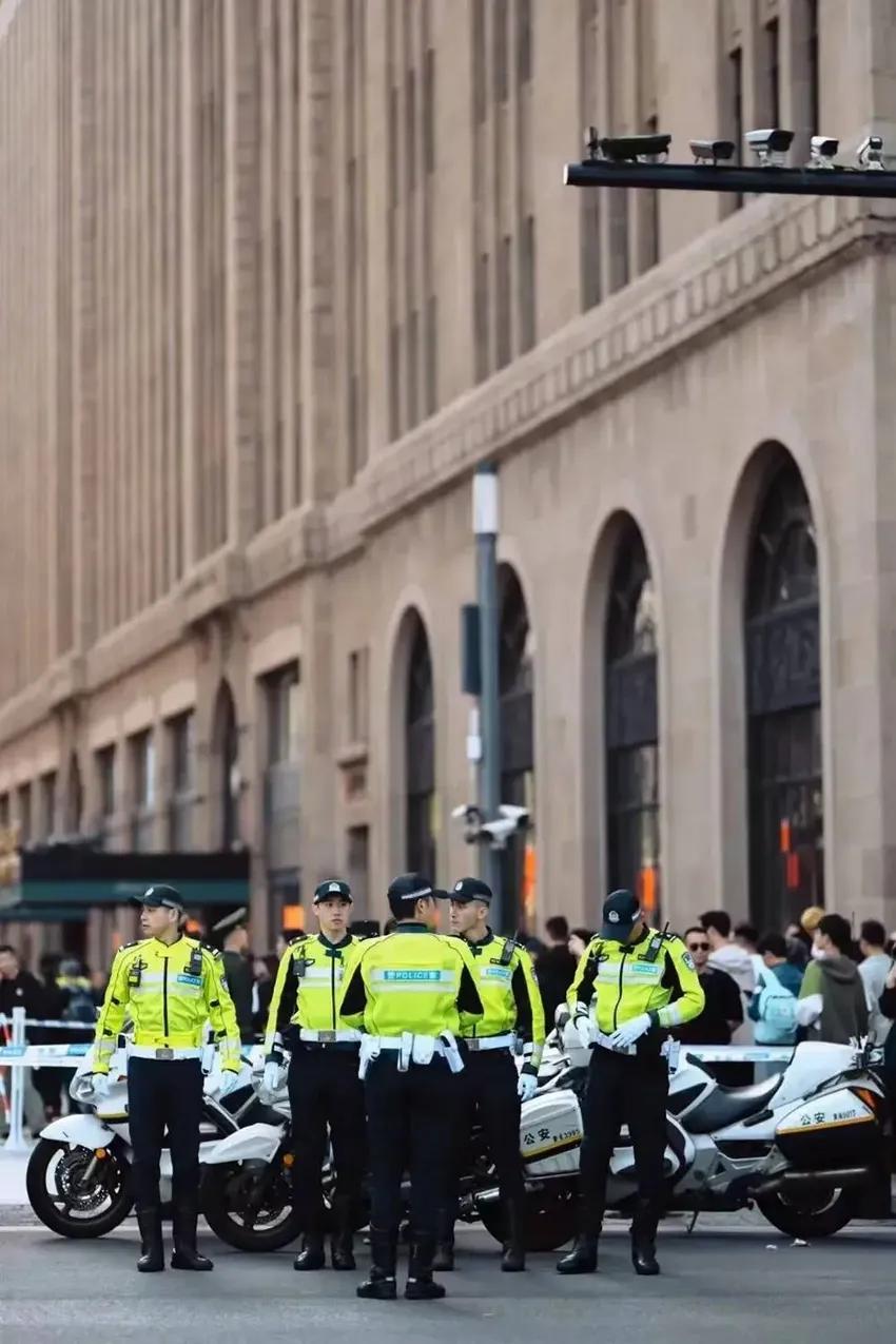 热搜第一！上海警察在外滩火成一道风景！网友直呼：这也太帅了吧