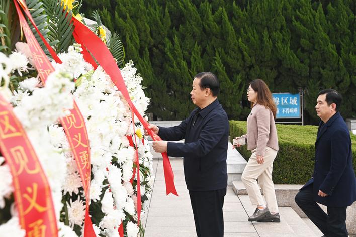 扬州市见义勇为基金会祭奠见义勇为烈士