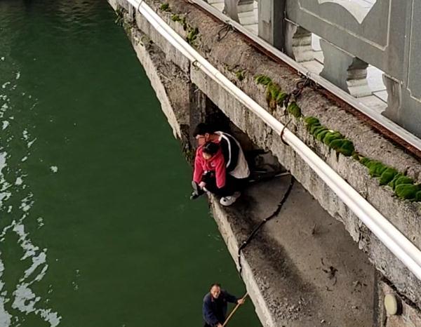 福建一男子欲跳河轻生接警后消防立即赶赴现场救援