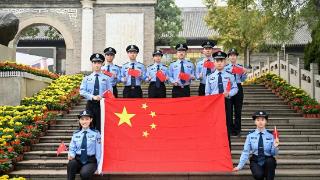 庆华诞丨国庆我在岗 与国旗合影为祖国送祝福