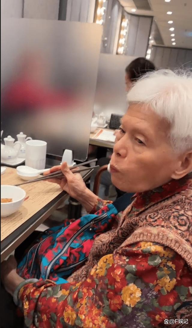 61岁江华和太太一起陪妈妈喝茶开心出镜 夫妻俩合体开直播唱歌