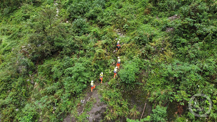 节日坚守 | 搜山扫石除险清患