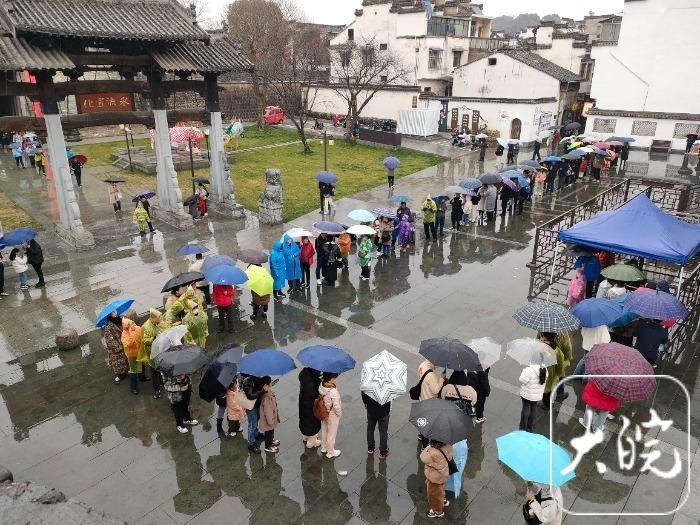 锦绣中国年 | 正月初六，徽州古城上演精彩民俗活动，游客雨中漫步古城墙