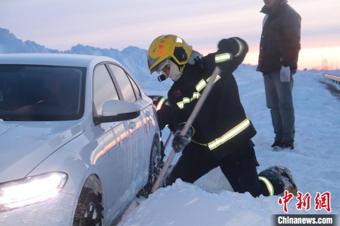 47人被困、积雪近1米 内蒙古消防“浴雪”救援